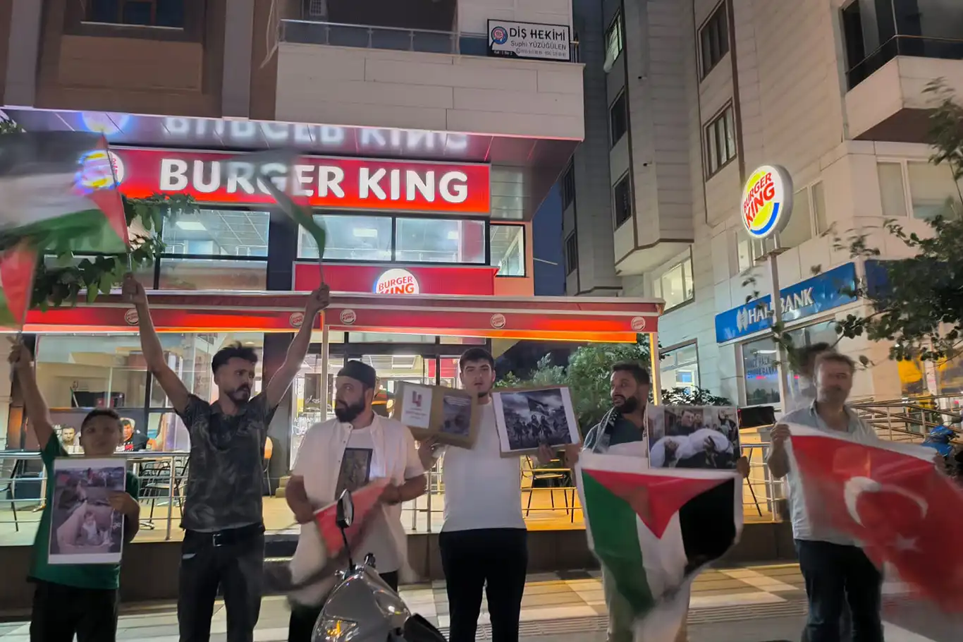 Şanlıurfa'da siyonist işgal destekçisi firmanın şubesi önünde eylem Şanlıurfa'da siyonist işgal destekçisi firmanın şubesi önünde eylem
