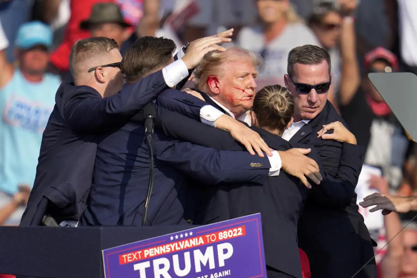 Trump’a suikast girişimi: Kulağından yaralandı Trump’a suikast girişimi: Kulağından yaralandı