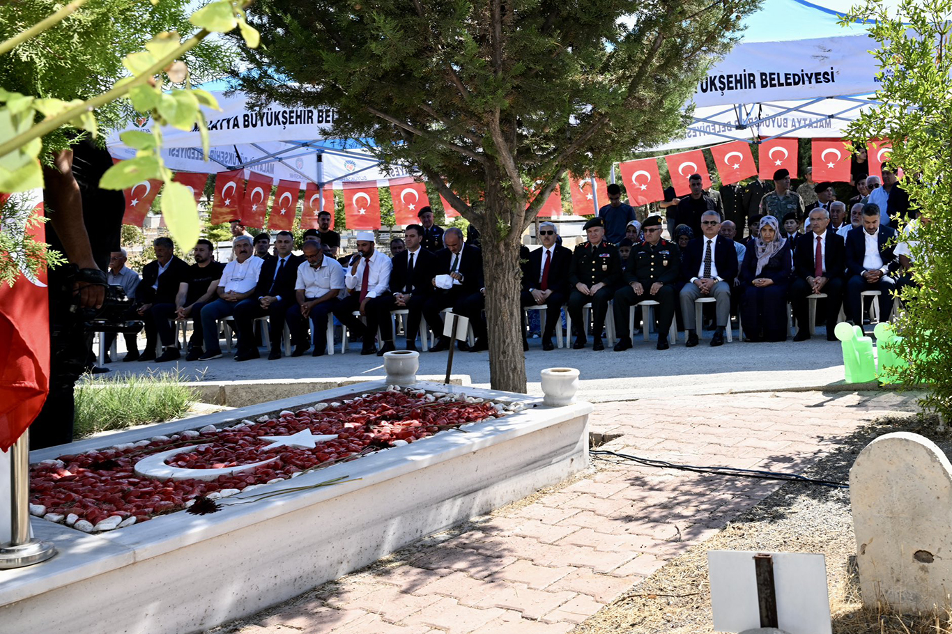 Malatya'da 15 Temmuz şehitleri mezarları başında anıldı