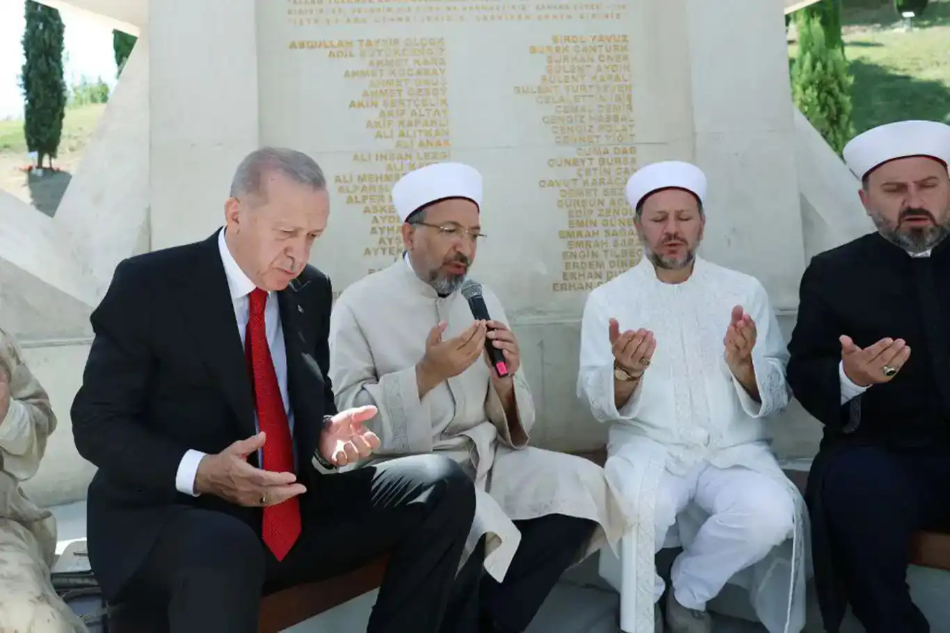 Serokkomar Erdogan: Em kesên ku ji derbeyê re dibêjin tîyatroye heta roja qiyametê efû nakin Serokkomar Erdogan: Em kesên ku ji derbeyê re dibêjin tîyatroye heta roja qiyametê efû nakin
