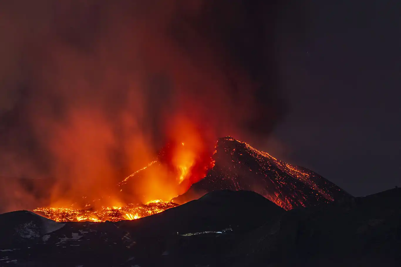 Etna Yanardağı'nda yeni patlama Etna Yanardağı'nda yeni patlama