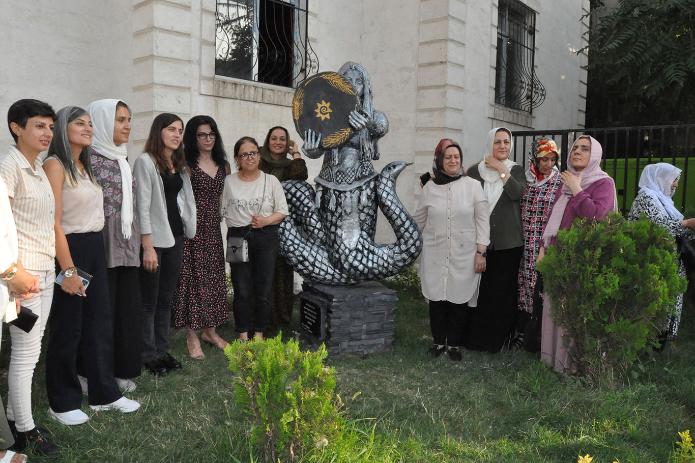 Batmanlılardan DEM'li belediyenin heykel aşkına tepki: Heykellere değil hizmete ihtiyacımız var