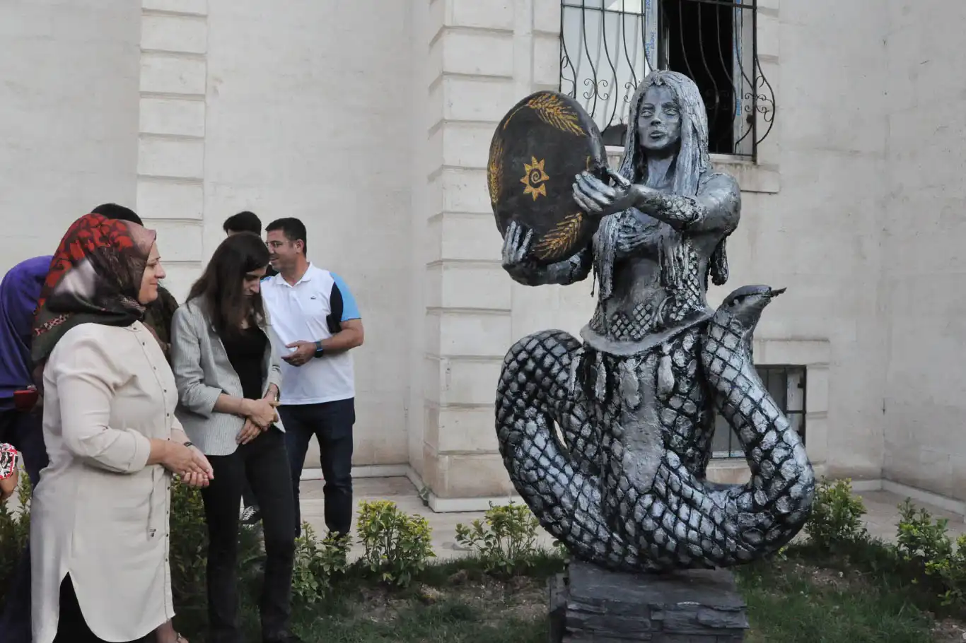 Batmanlılardan DEM'li belediyenin heykel aşkına tepki: Heykellere değil hizmete ihtiyacımız var Batmanlılardan DEM'li belediyenin heykel aşkına tepki: Heykellere değil hizmete ihtiyacımız var