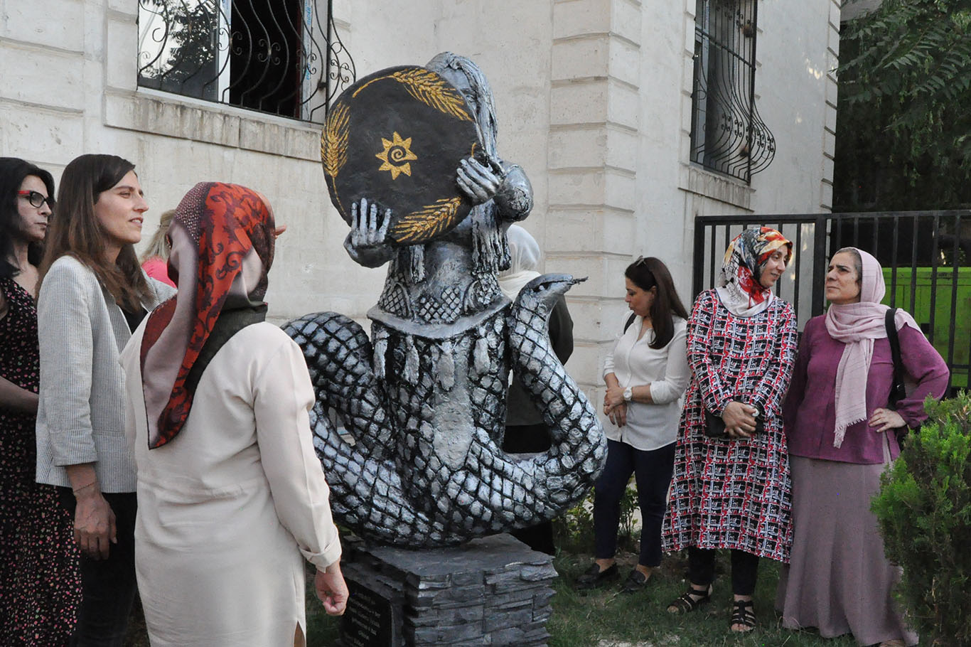 Batmanlılardan DEM'li belediyenin heykel aşkına tepki: Heykellere değil hizmete ihtiyacımız var