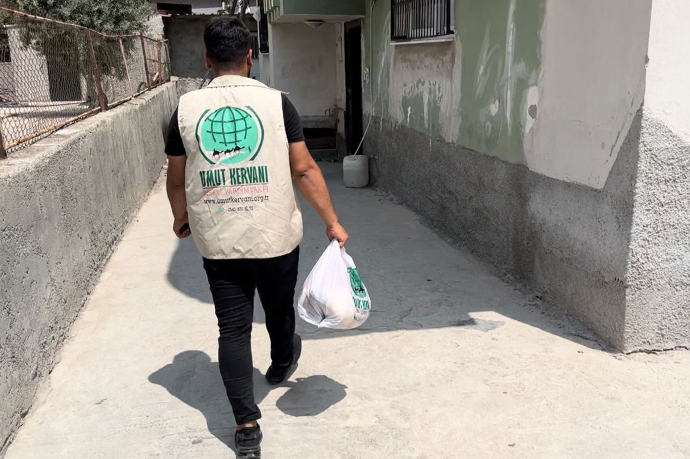 Umut Kervanı Tarsus'ta muhtaç ailelere gıda yardımında bulundu
