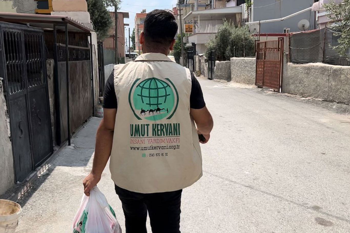 Umut Kervanı Tarsus'ta muhtaç ailelere gıda yardımında bulundu