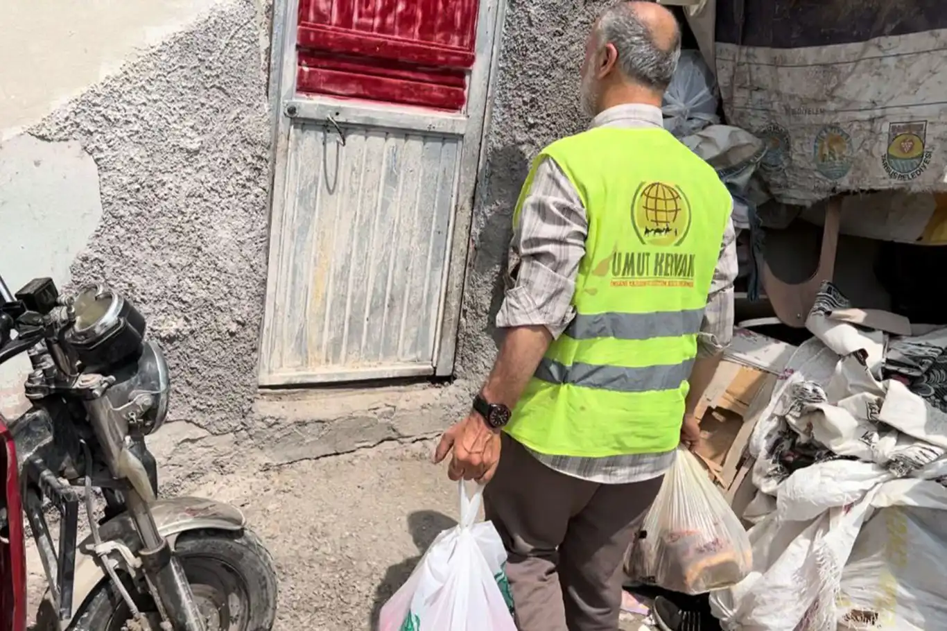 Umut Kervanı Tarsus'ta muhtaç ailelere gıda yardımında bulundu Umut Kervanı Tarsus'ta muhtaç ailelere gıda yardımında bulundu