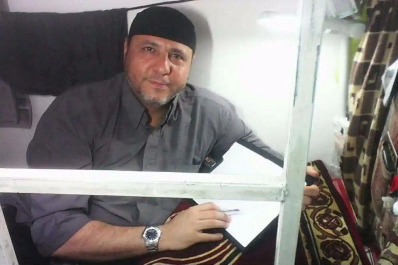 İşgalci siyonistler Kassam lideri esir Bergusi'yi zindanda yaraladı İşgalci siyonistler Kassam lideri esir Bergusi'yi zindanda yaraladı