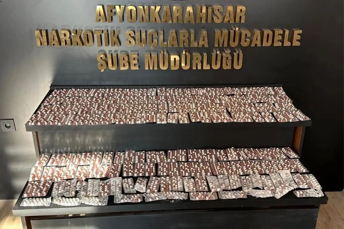 Afyonkarahisar'da uyuşturucu operasyonu: Binlerce sentetik ecza ele geçirildi Afyonkarahisar'da uyuşturucu operasyonu: Binlerce sentetik ecza ele geçirildi