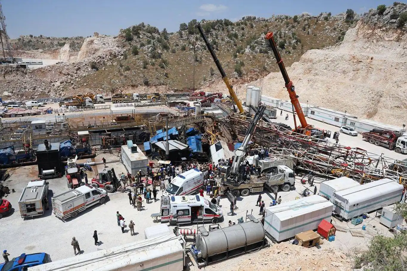 Oil rig collapse in southeastern Türkiye leaves one worker dead, two injured Oil rig collapse in southeastern Türkiye leaves one worker dead, two injured