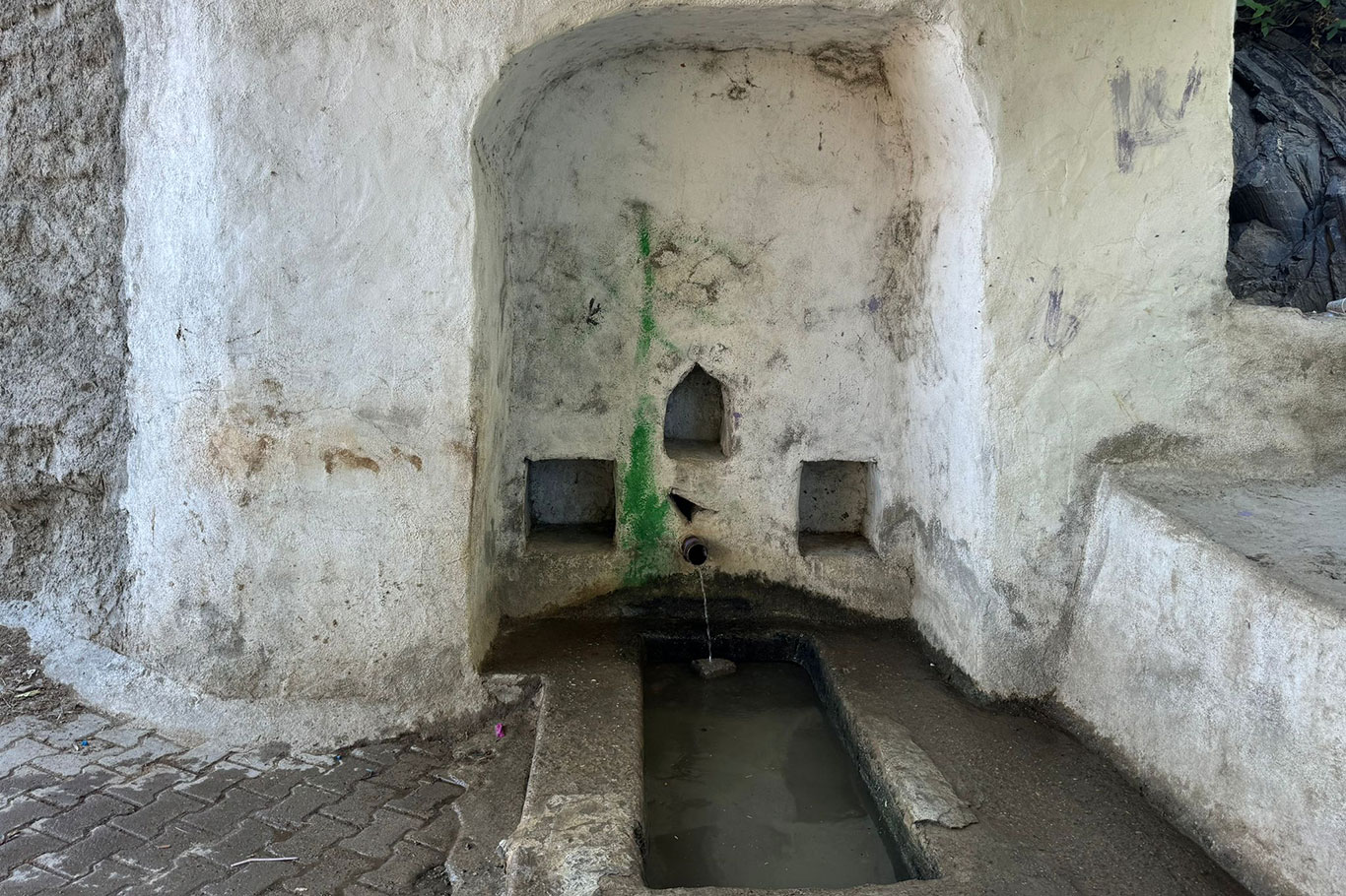 "Orda bir köy var uzakta, o köy bizim köyümüz" ama ne su var ne elektrik!