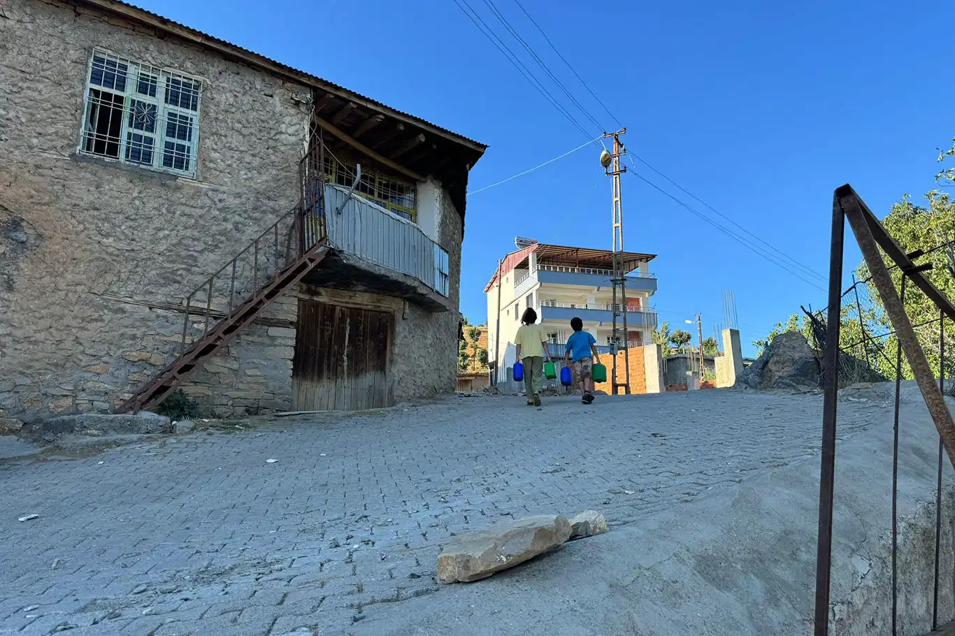 "Orda bir köy var uzakta, o köy bizim köyümüz" ama ne su var ne elektrik! "Orda bir köy var uzakta, o köy bizim köyümüz" ama ne su var ne elektrik!