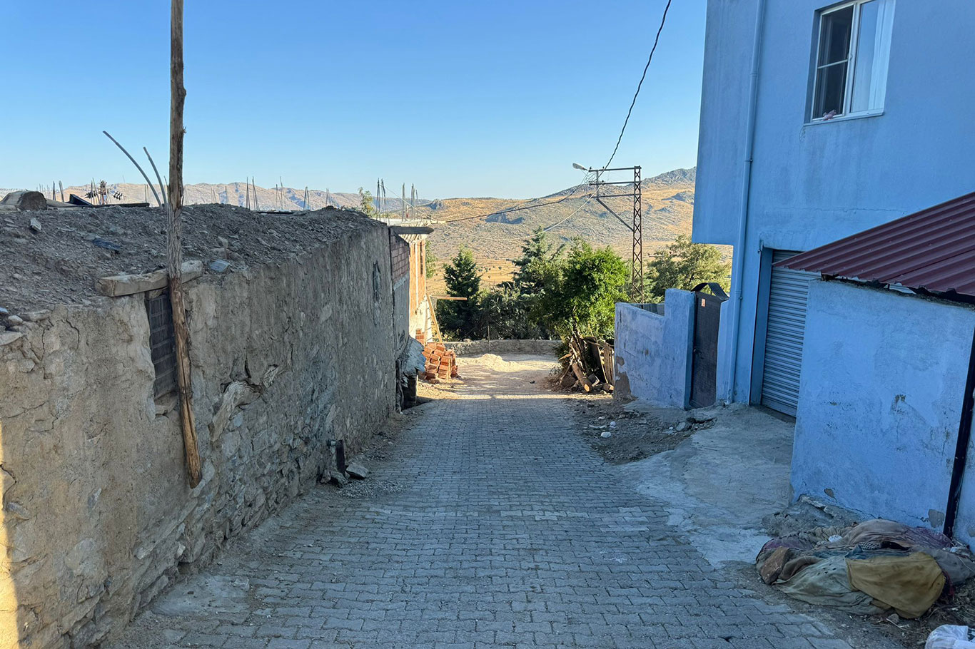 "Orda bir köy var uzakta, o köy bizim köyümüz" ama ne su var ne elektrik!