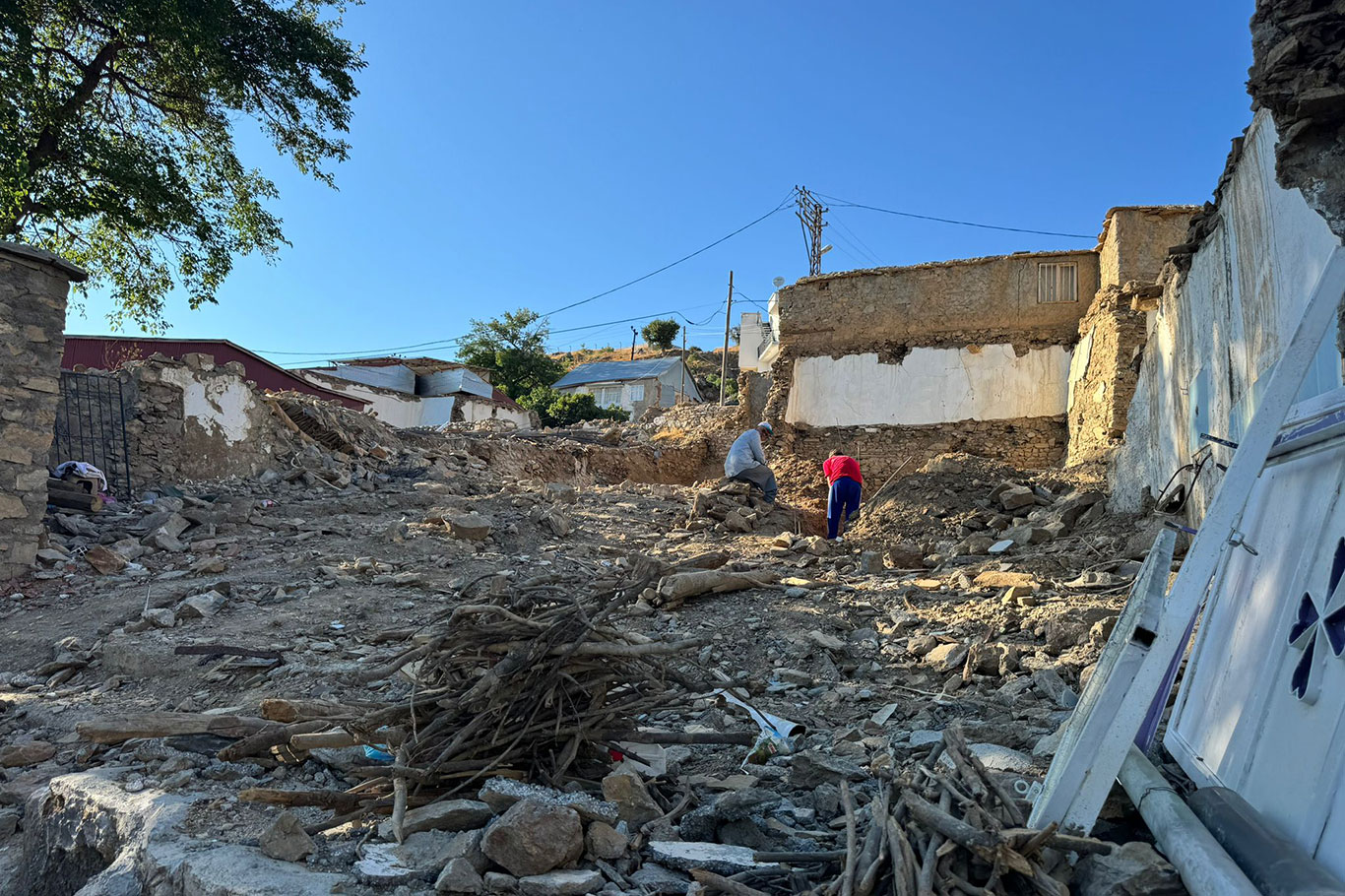 "Orda bir köy var uzakta, o köy bizim köyümüz" ama ne su var ne elektrik!