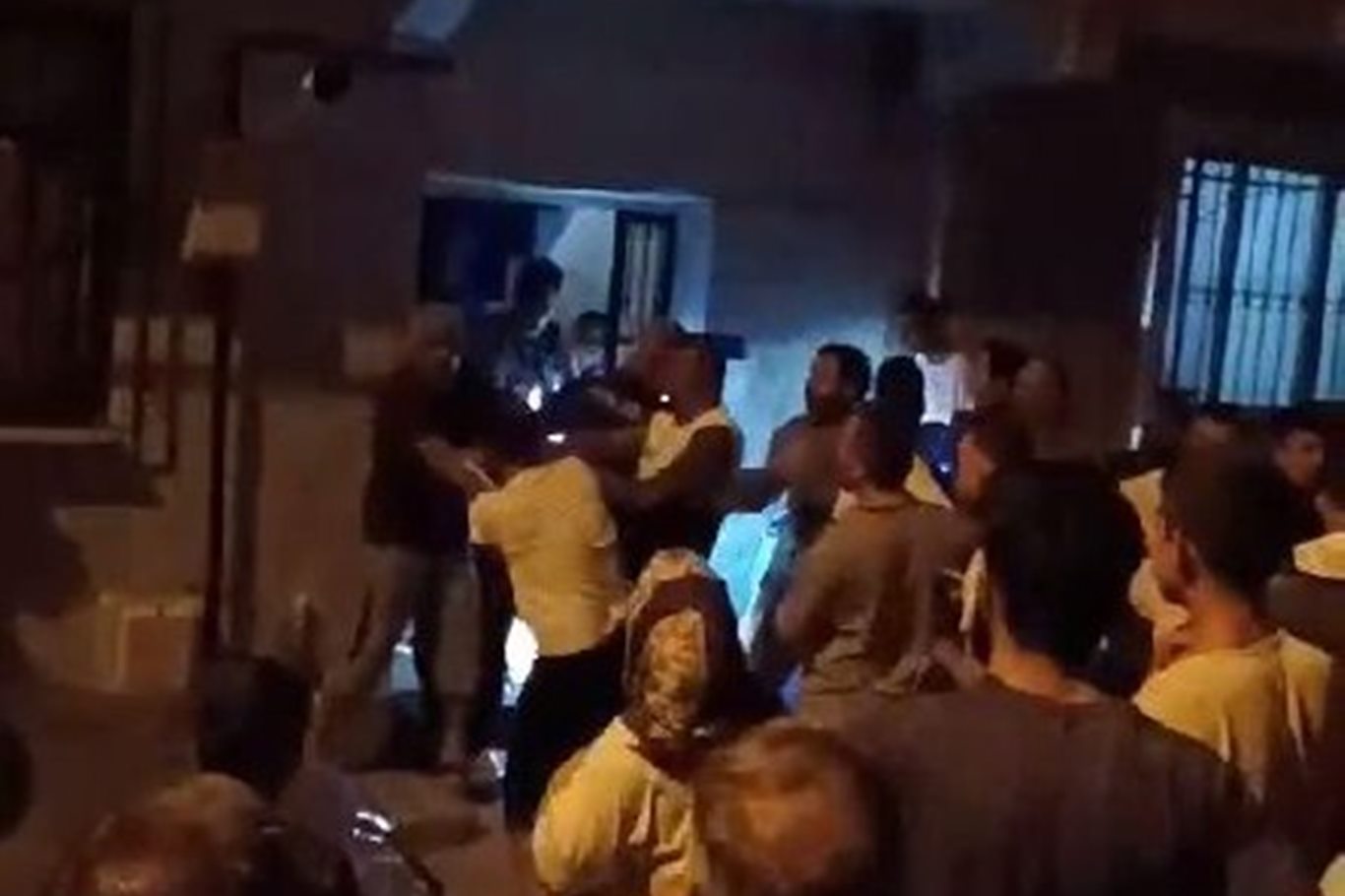 Bursa'da eve giren hırsız, mahalleli tarafından linç edilmek istendi Bursa'da eve giren hırsız, mahalleli tarafından linç edilmek istendi