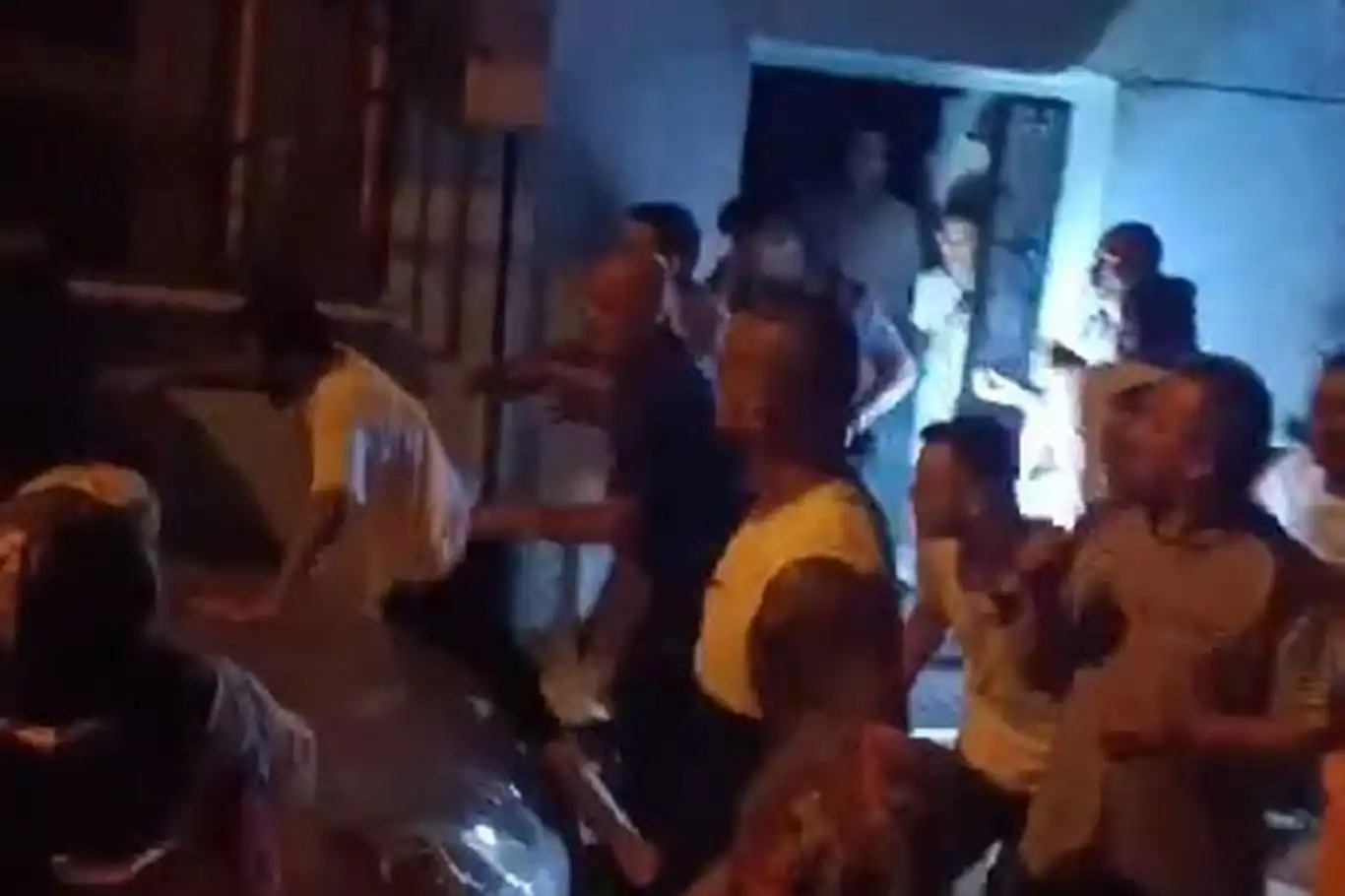 Bursa'da eve giren hırsız, mahalleli tarafından linç edilmek istendi Bursa'da eve giren hırsız, mahalleli tarafından linç edilmek istendi