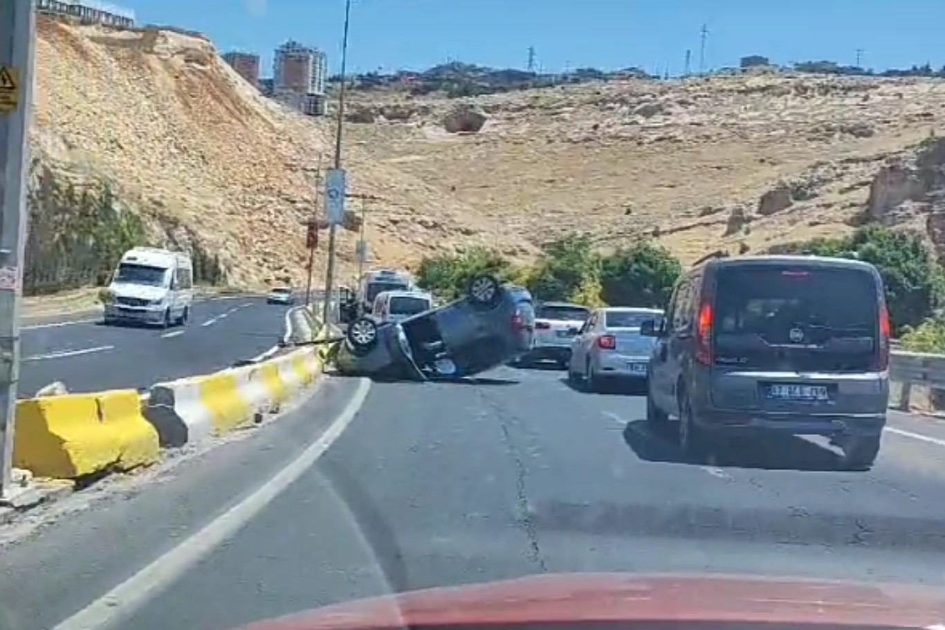 Kontrolden çıkan otomobil takla attı: Sürücü yaralandı Kontrolden çıkan otomobil takla attı: Sürücü yaralandı