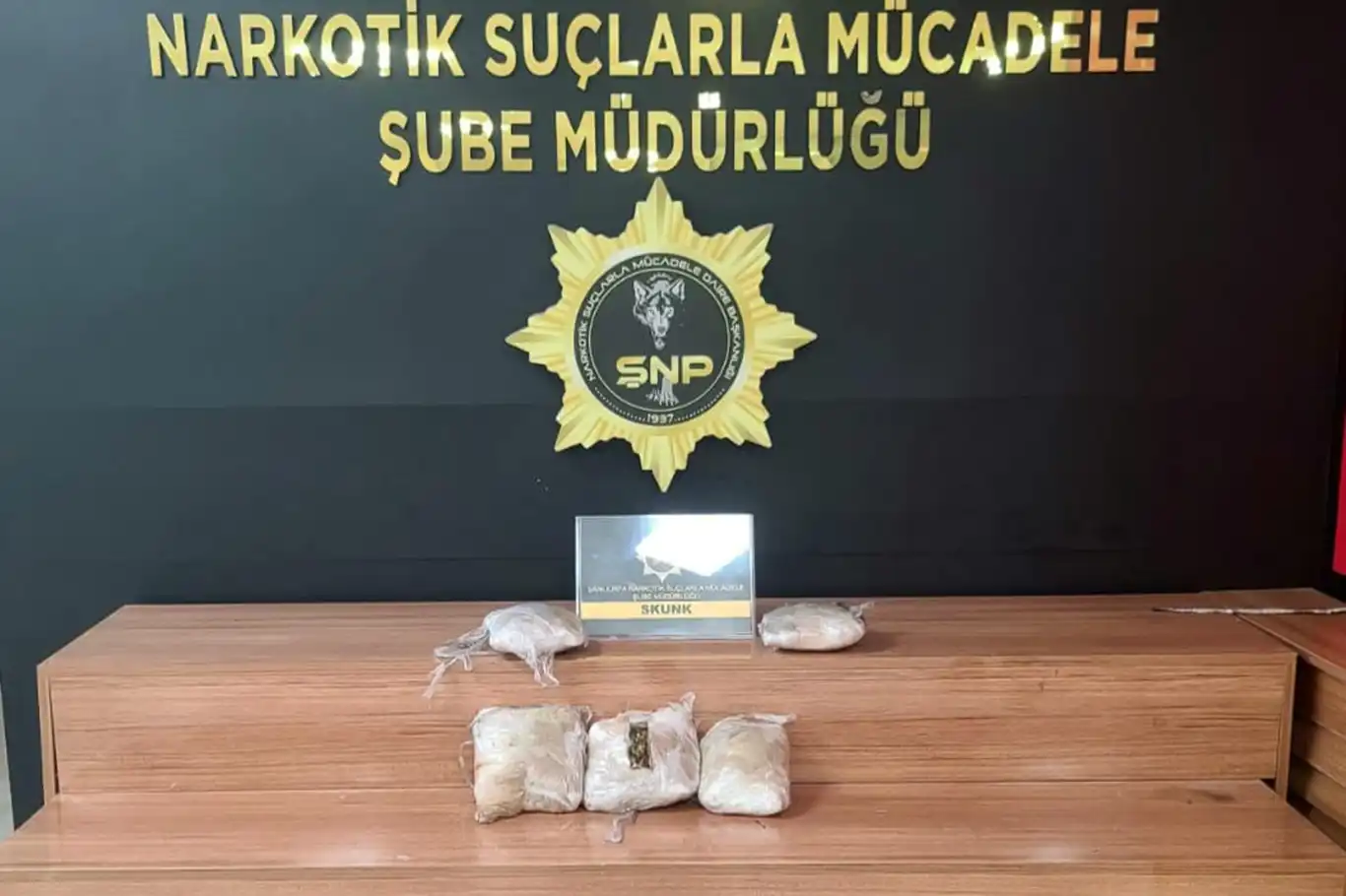 Şanlıurfa'da silah ve uyuşturucu operasyonu: 11 gözaltı Şanlıurfa'da silah ve uyuşturucu operasyonu: 11 gözaltı