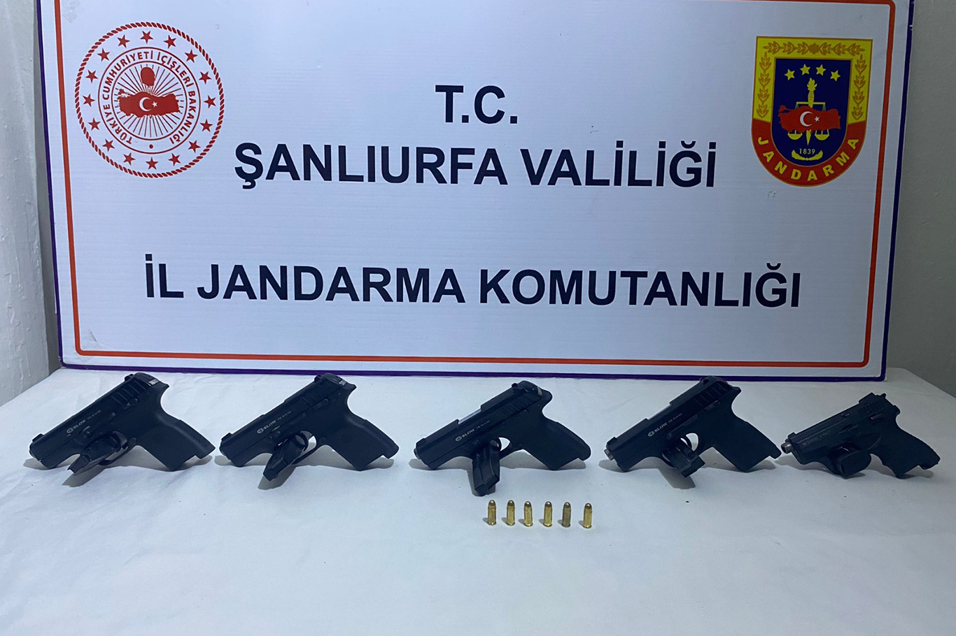 Şanlıurfa'da silah ve uyuşturucu operasyonu: 11 gözaltı Şanlıurfa'da silah ve uyuşturucu operasyonu: 11 gözaltı