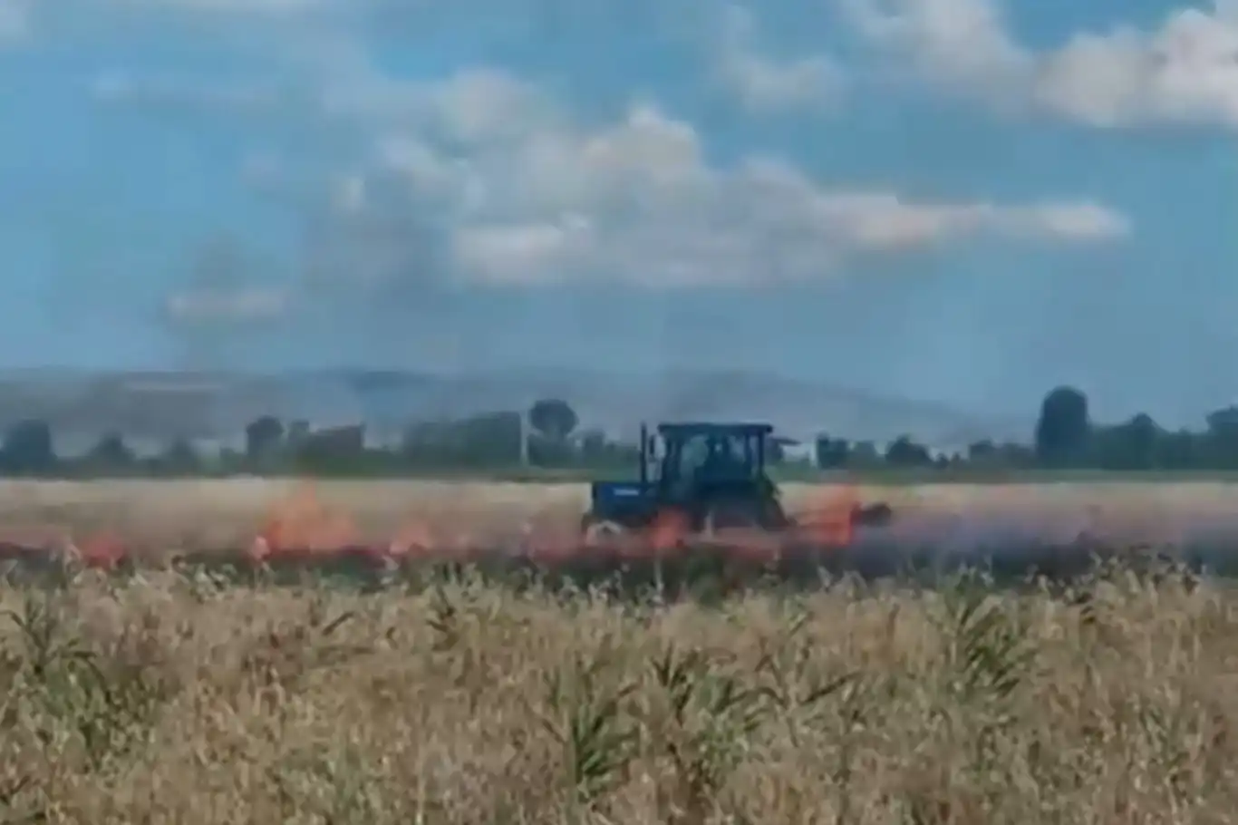 Ekili arazide çıkan yangına traktörlerle müdahale ettiler Ekili arazide çıkan yangına traktörlerle müdahale ettiler