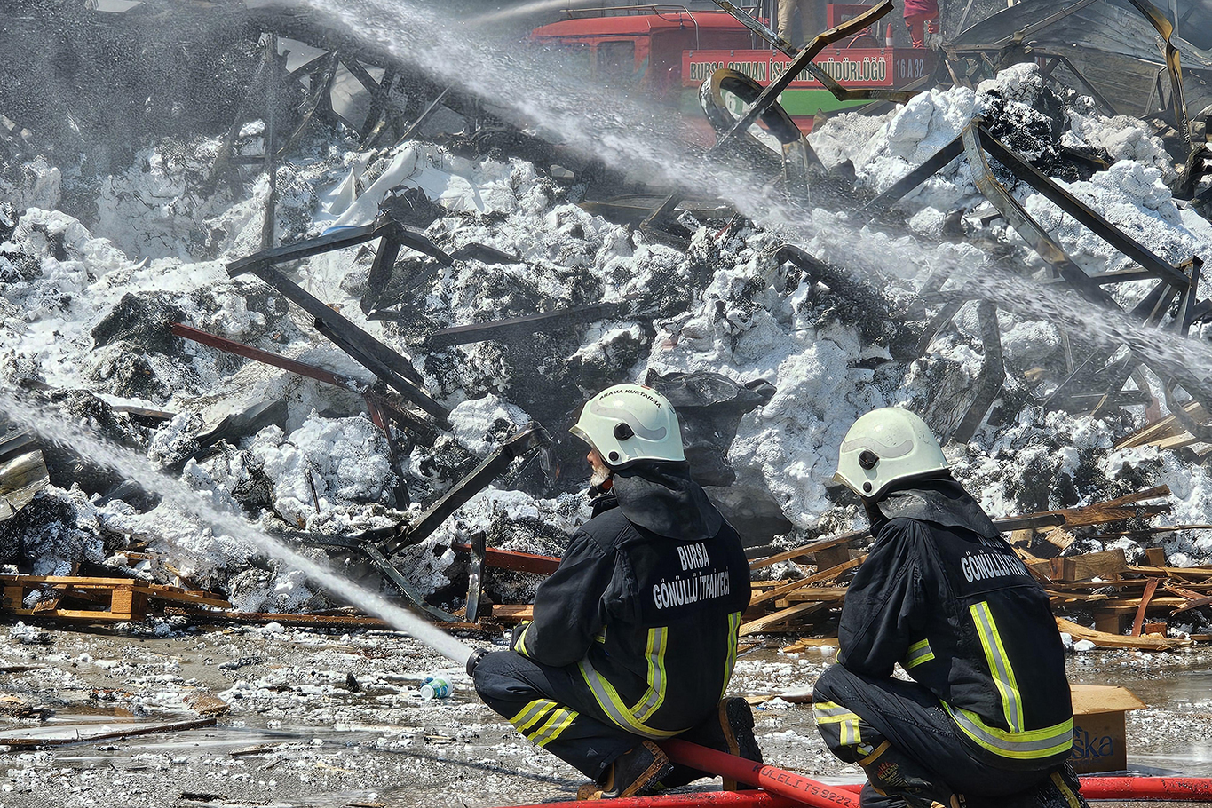 Bursa'da geri dönüşüm tesisindeki yangın, 4 fabrikaya sıçradı 