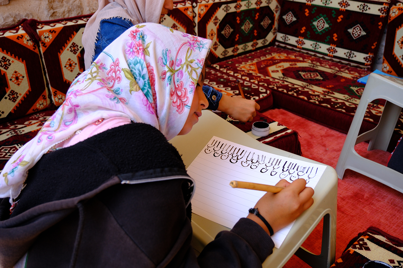 Çocuklar yaz Kur'an kursunda hat sanatını da öğreniyor