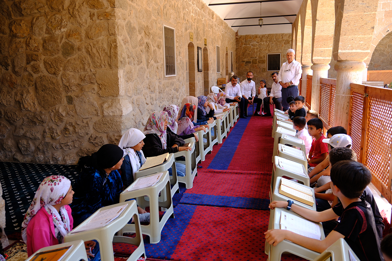 Çocuklar yaz Kur'an kursunda hat sanatını da öğreniyor