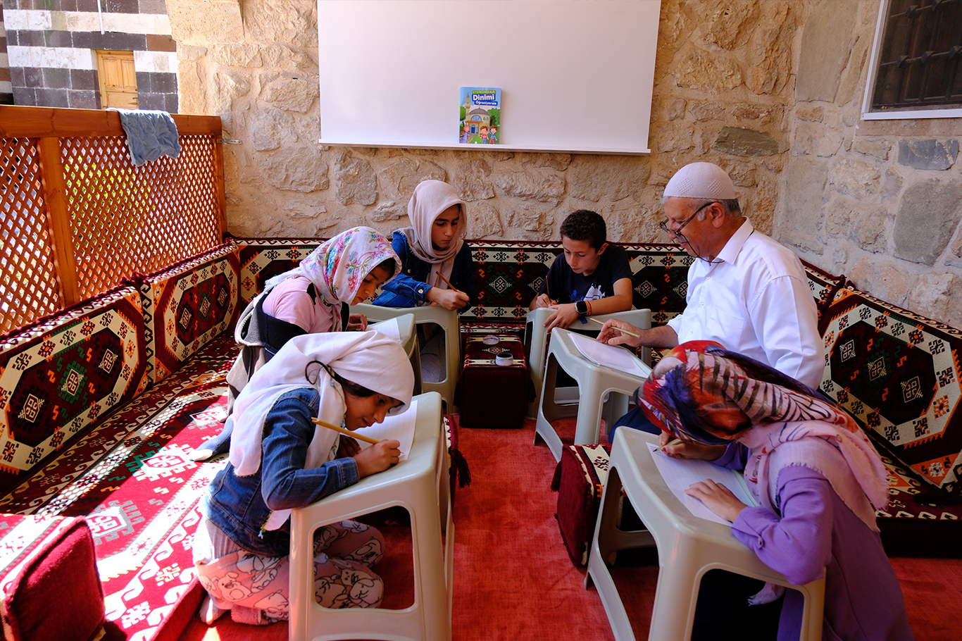 Çocuklar yaz Kur'an kursunda hat sanatını da öğreniyor