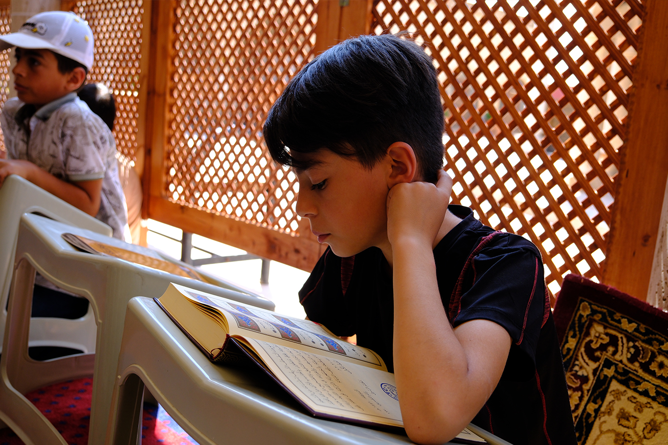 Çocuklar yaz Kur'an kursunda hat sanatını da öğreniyor