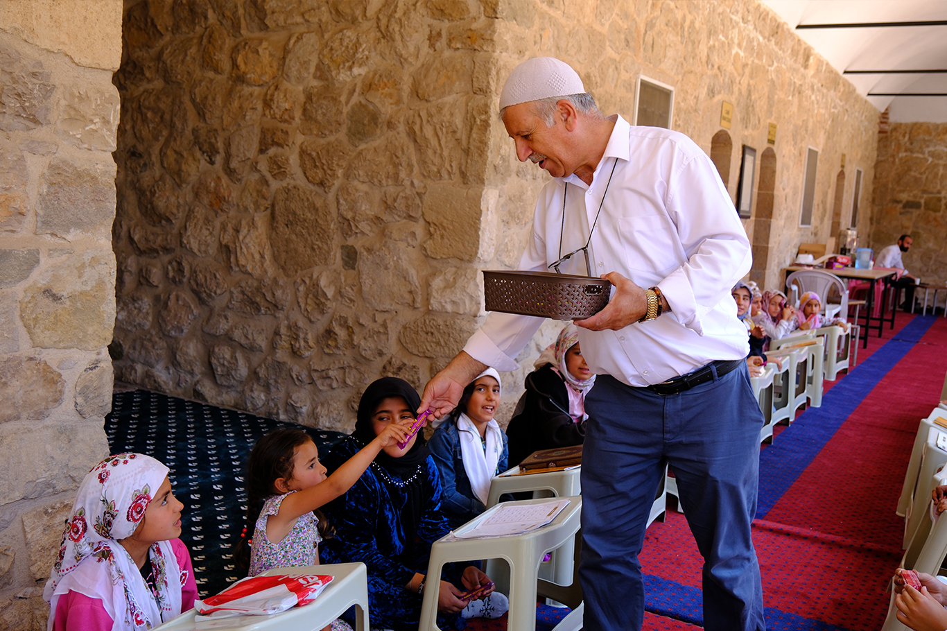 Çocuklar yaz Kur'an kursunda hat sanatını da öğreniyor