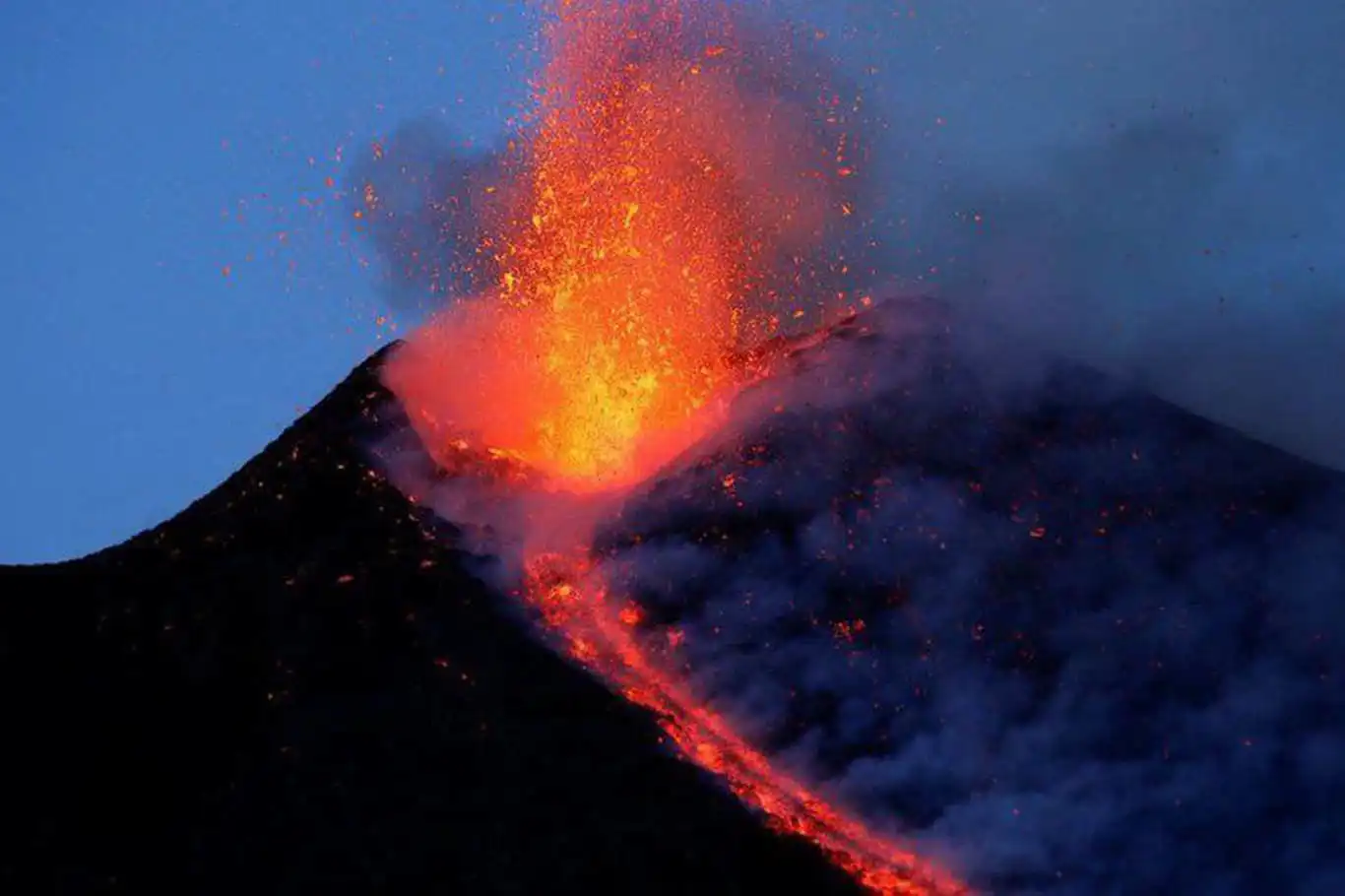İtalya'da Etna Yanardağı yeniden lav püskürttü İtalya'da Etna Yanardağı yeniden lav püskürttü