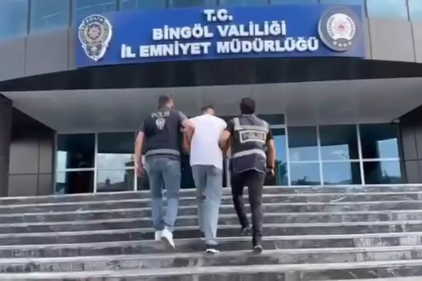Bingöl’de kesinleşmiş hapis cezası bulunan şahıs yakalandı Bingöl’de kesinleşmiş hapis cezası bulunan şahıs yakalandı