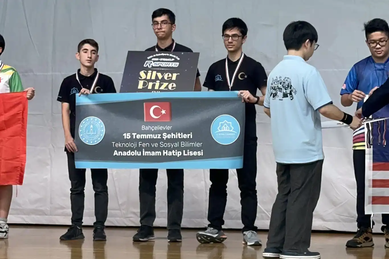 İmam hatipliler robot yarışmasında dünya şampiyonu oldular İmam hatipliler robot yarışmasında dünya şampiyonu oldular