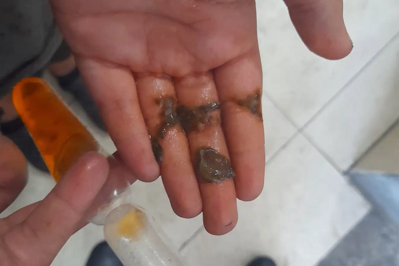 Meybuz tüpleri içerisinden çıkanlar, çocukları bekleyen tehlikeyi gözler önüne serdi Meybuz tüpleri içerisinden çıkanlar, çocukları bekleyen tehlikeyi gözler önüne serdi