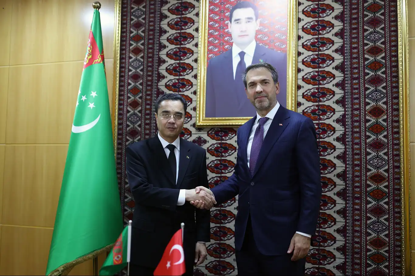 Bakan Bayraktar, Türkmenistan'da temaslarda bulundu Bakan Bayraktar, Türkmenistan'da temaslarda bulundu