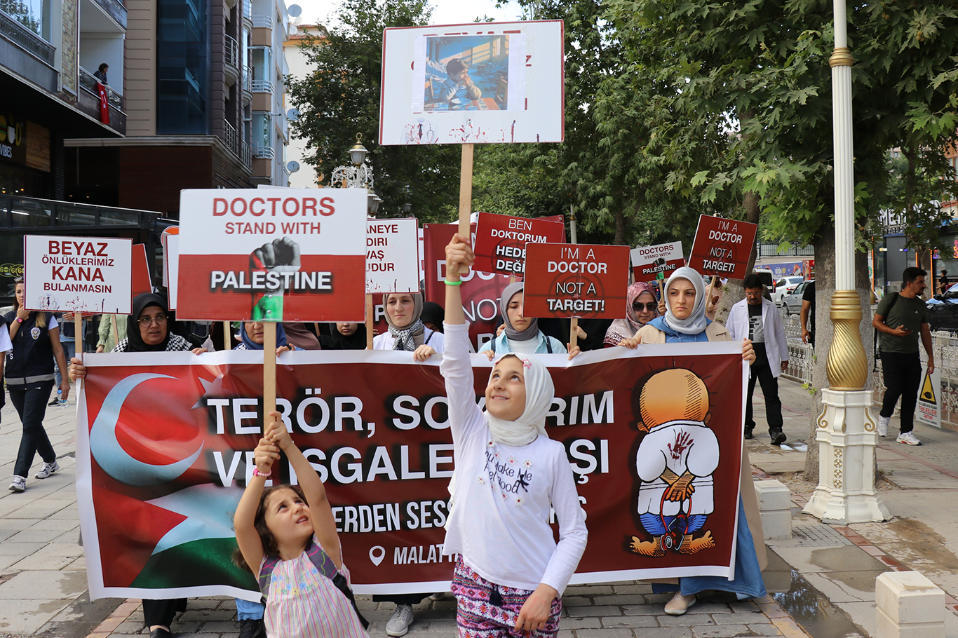 "Gazze'de 2 milyon mazlumun göğü inleten çığlıklarına sessiz kalanlar muhakkak hesap verecek"
