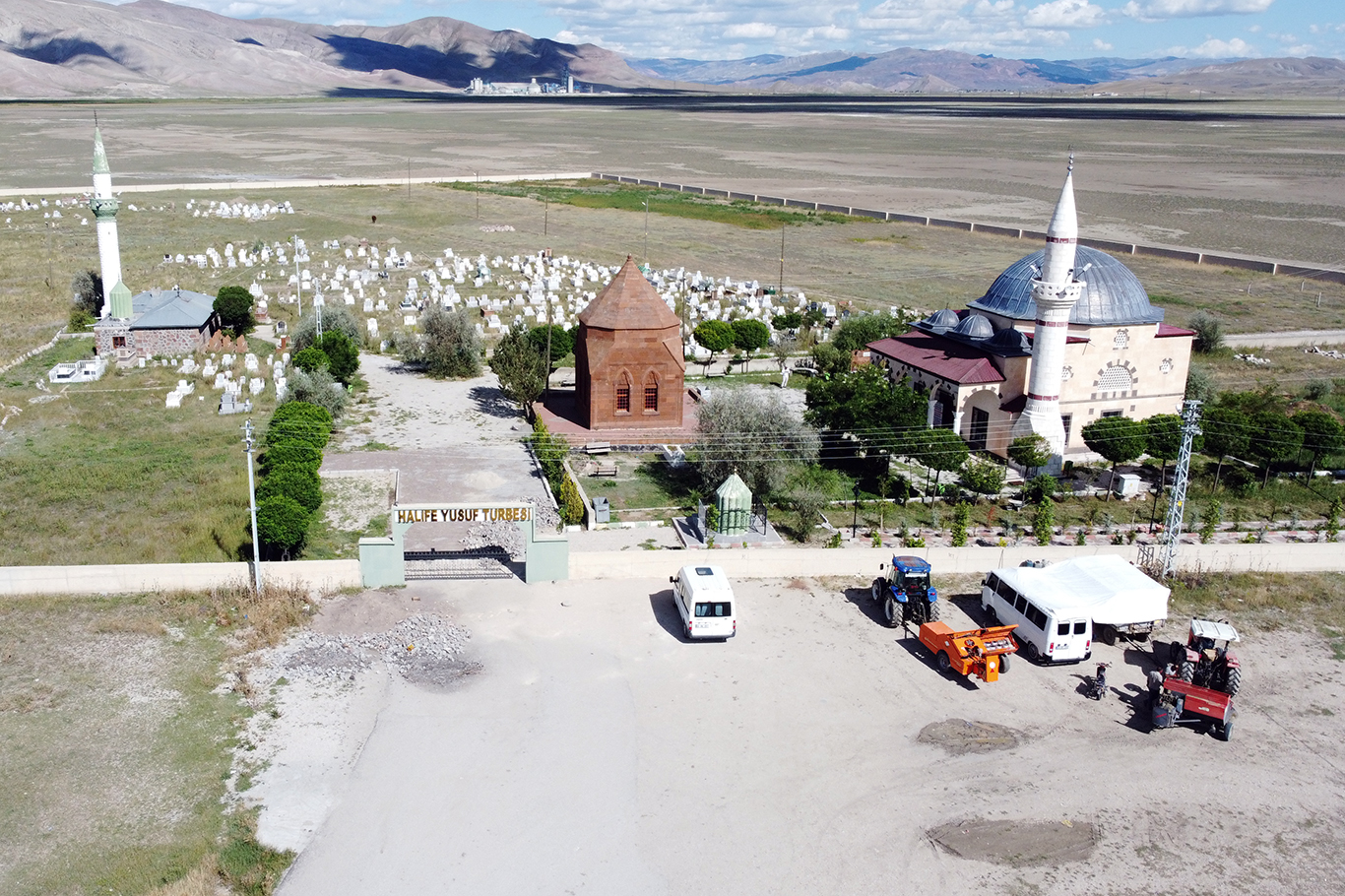 Halife Yusuf'un türbesinin bulunduğu kabristan