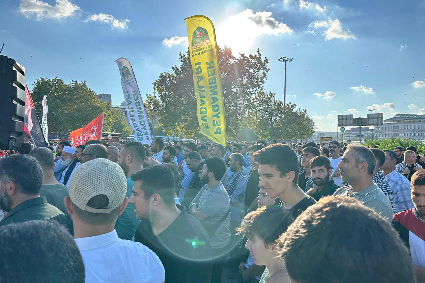 HAMAS ve diğer direniş grupları askeri, ekonomik ve siyasi olarak desteklenmelidir!