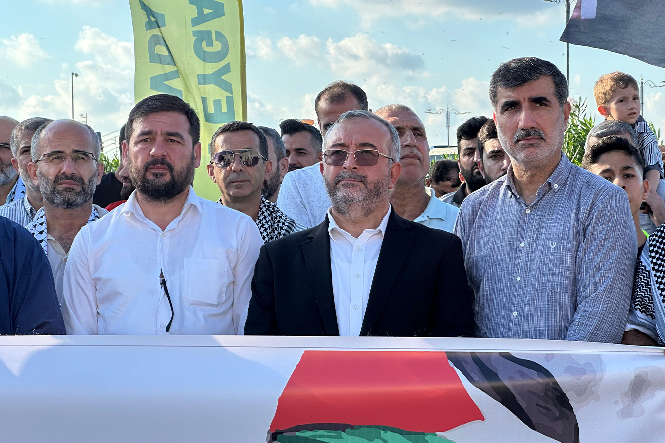 HAMAS ve diğer direniş grupları askeri, ekonomik ve siyasi olarak desteklenmelidir!