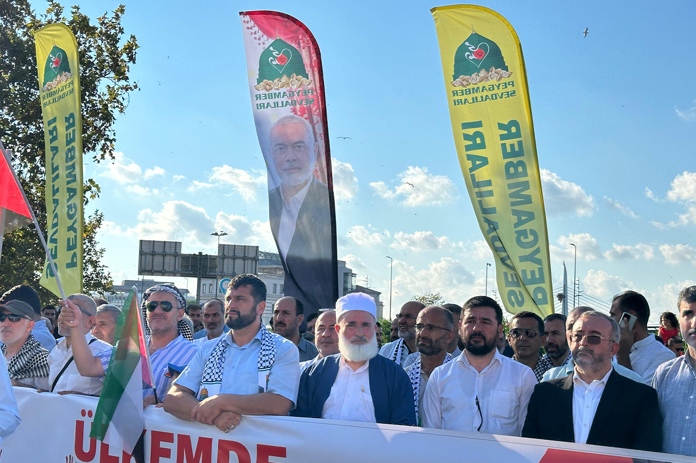 HAMAS ve diğer direniş grupları askeri, ekonomik ve siyasi olarak desteklenmelidir!