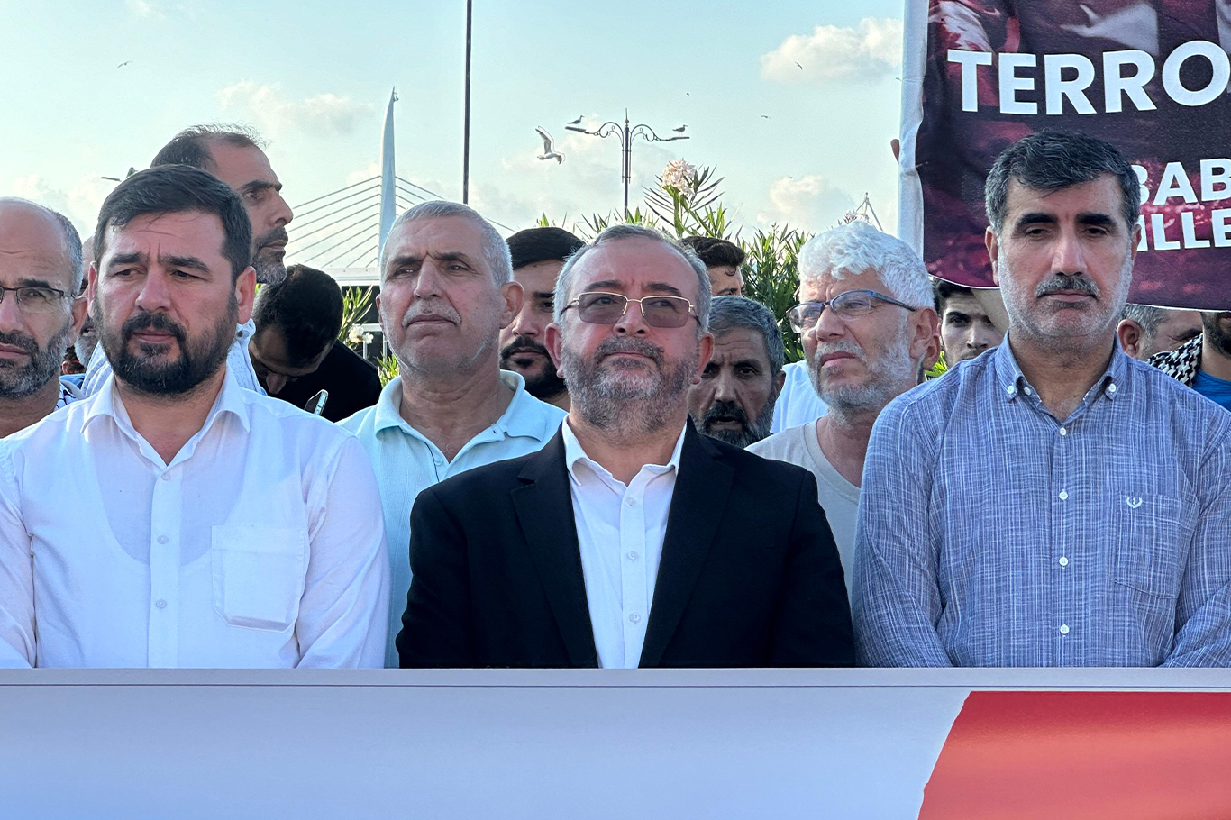 HAMAS ve diğer direniş grupları askeri, ekonomik ve siyasi olarak desteklenmelidir!