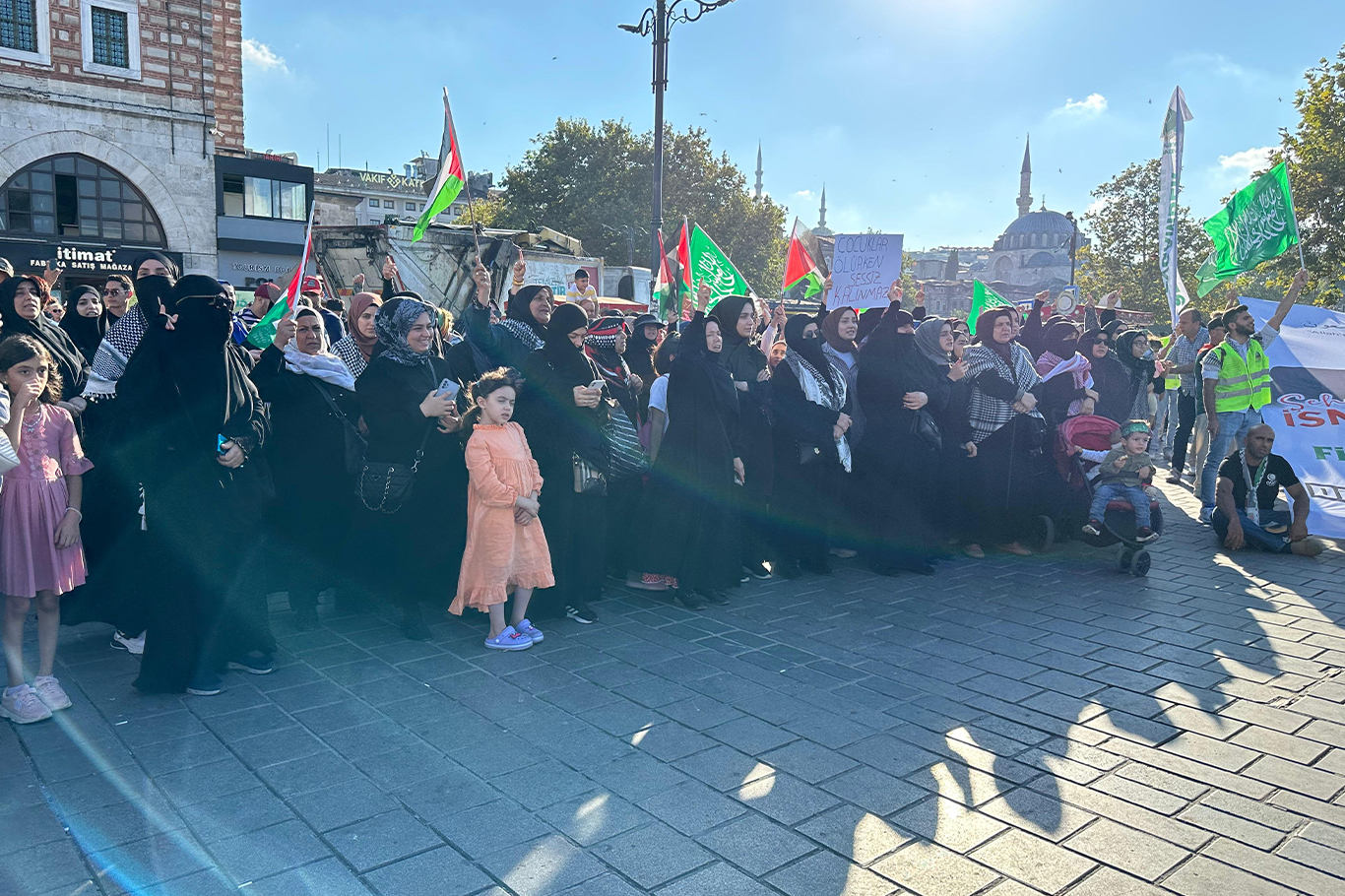 HAMAS ve diğer direniş grupları askeri, ekonomik ve siyasi olarak desteklenmelidir!
