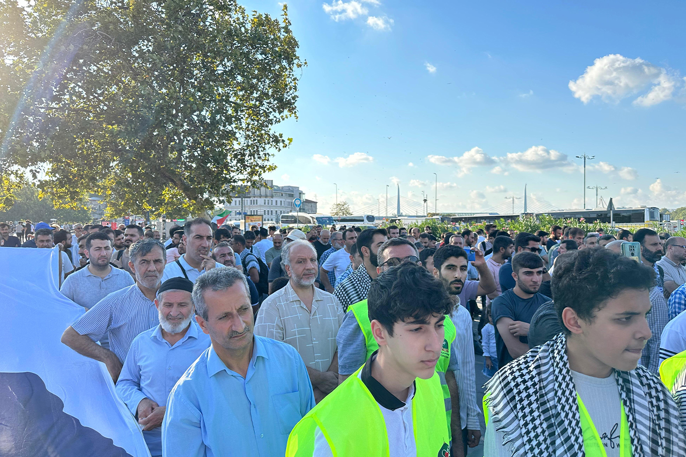 HAMAS ve diğer direniş grupları askeri, ekonomik ve siyasi olarak desteklenmelidir!