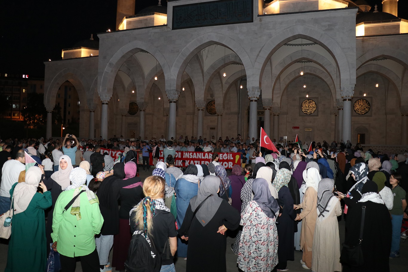 Sabah namazında şehid edilen Filistinler için Ankaralılar bir araya geldi 