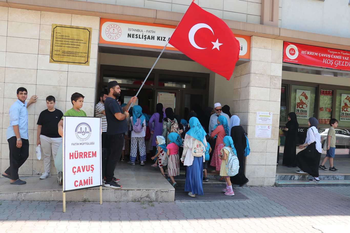 "Kur'an öğrenen çocukların babaları namaza, anneleri örtünmeye başlıyor"
