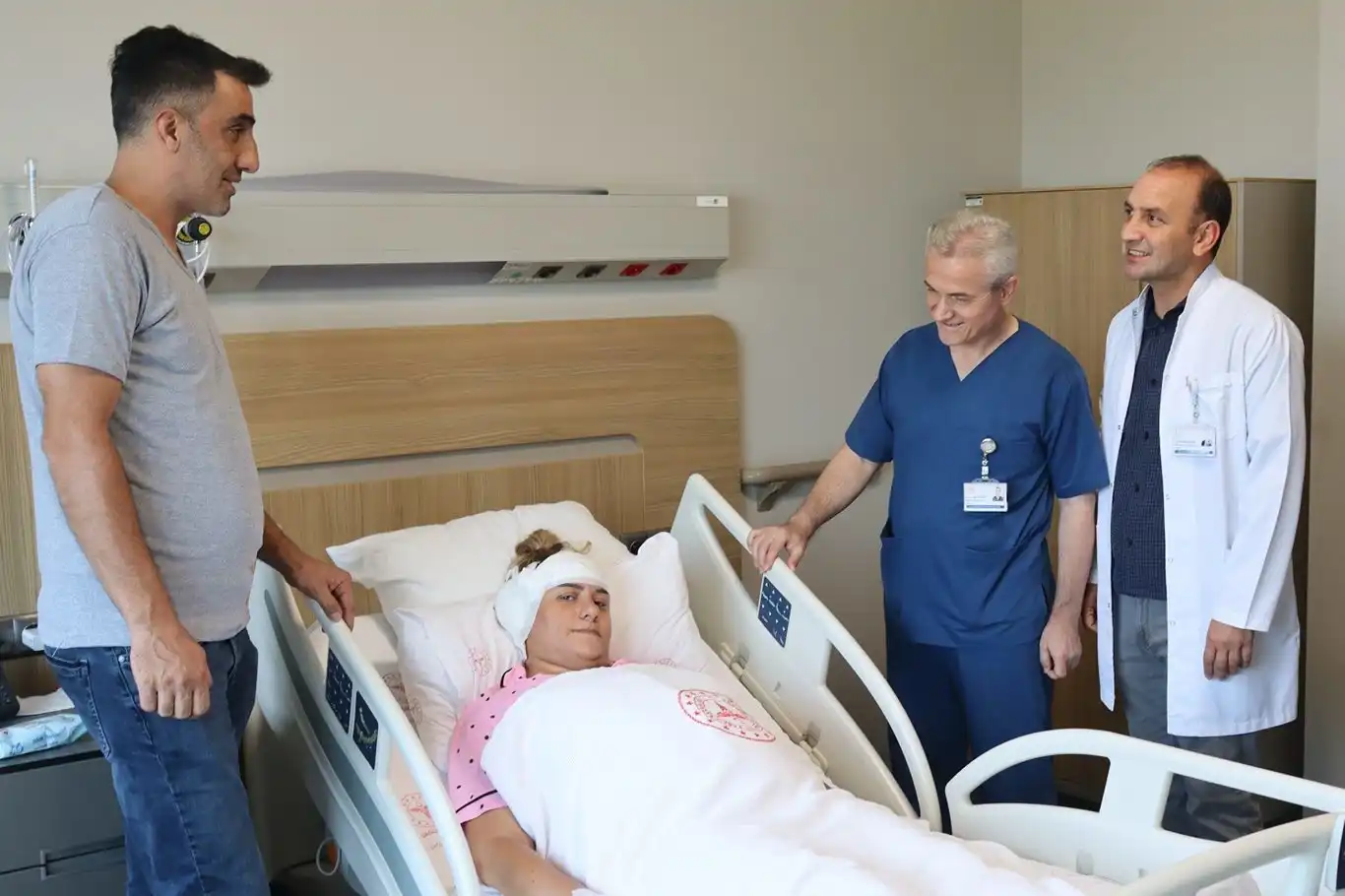 44 yaşındaki kadın, biyonik kulak ameliyatıyla yeniden duymaya başladı