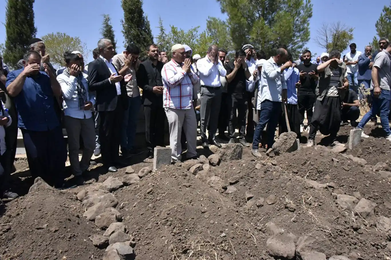 Şanlıurfa'daki kazada vefat eden 5 çocuk defnedildi Şanlıurfa'daki kazada vefat eden 5 çocuk defnedildi