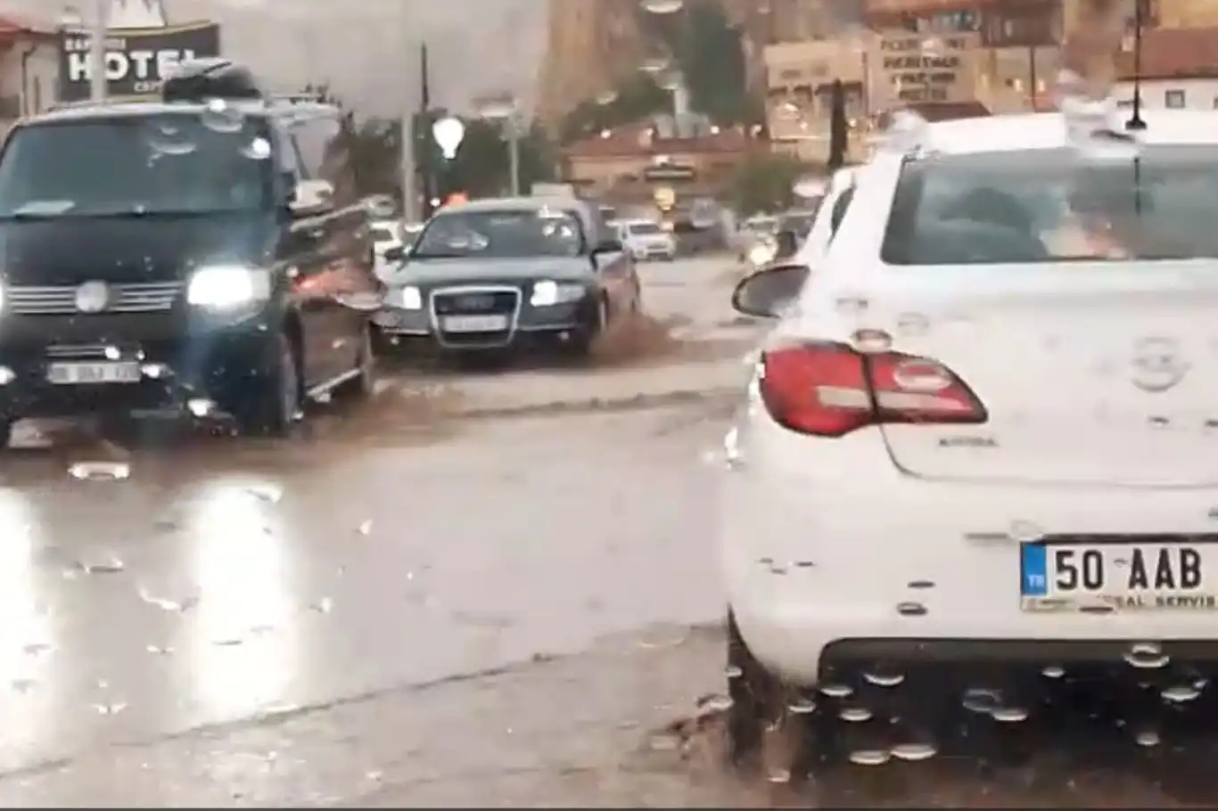 Nevşehir Göreme'de yollar göle döndü Nevşehir Göreme'de yollar göle döndü
