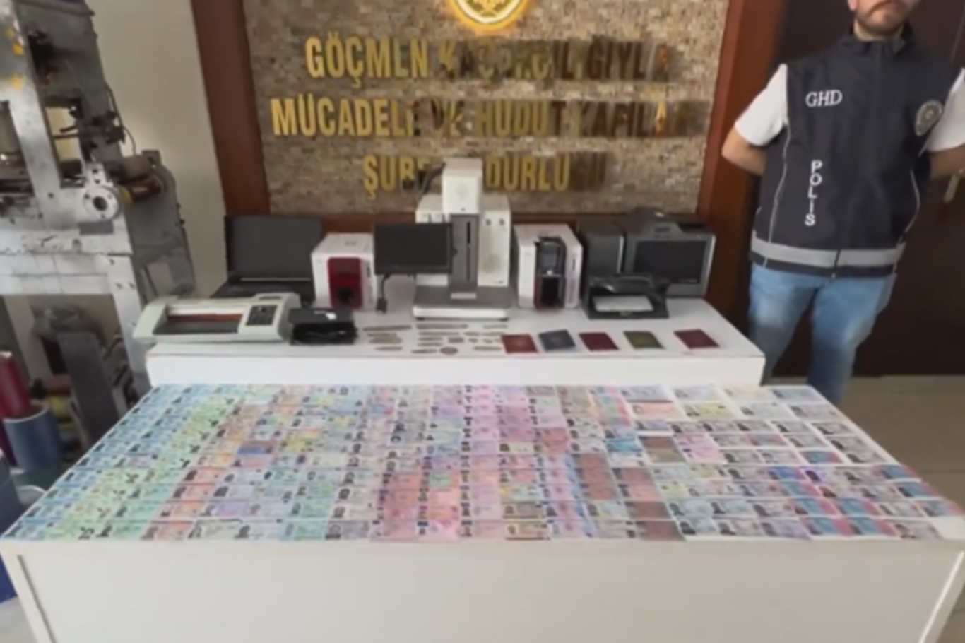 İstanbul'da sahte kimlik ve pasaport operasyonu: 8 kişi tutuklandı İstanbul'da sahte kimlik ve pasaport operasyonu: 8 kişi tutuklandı