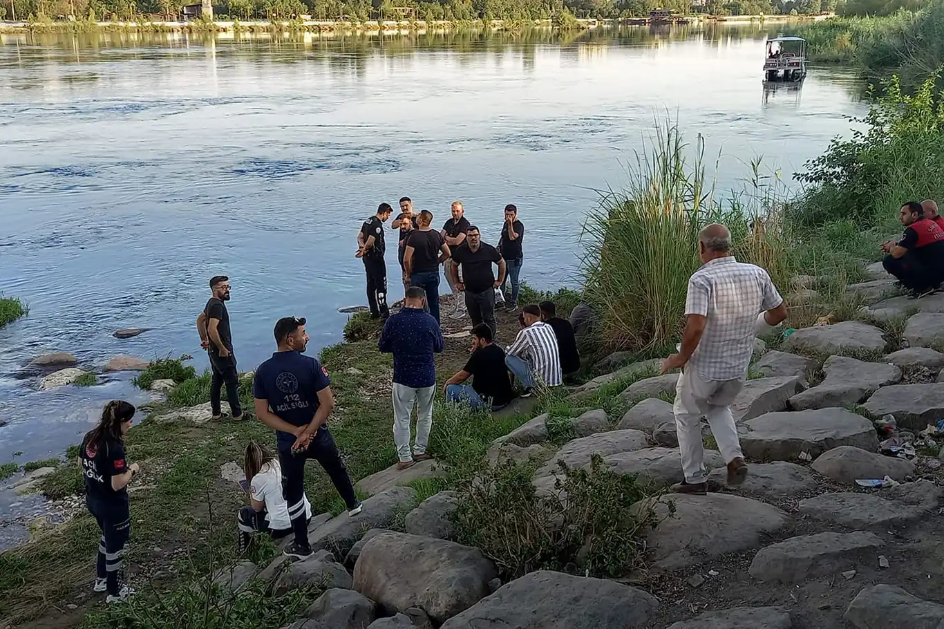 Fırat Nehri'ne giren genç boğularak hayatını kaybetti Fırat Nehri'ne giren genç boğularak hayatını kaybetti